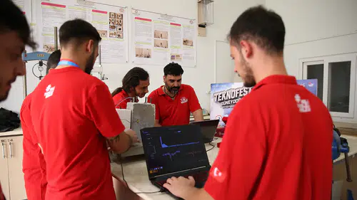 Depremzede öğrenciler kolonların sağlamlığını ölçebilen cihaz geliştirdi