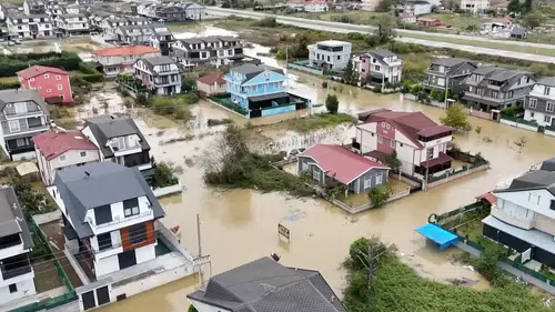 Sağanak nedeniyle su altında kalan iki mahallede tahliye çalışmaları sürüyor