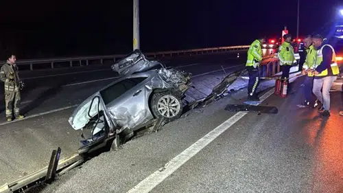 Çanakkale'de aydınlatma direğine çarpan otomobildeki 2 kişi öldü