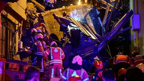 İstanbul Beyoğlu'nda 4 katlı metruk bina çöktü! Ekipler olay yerinde