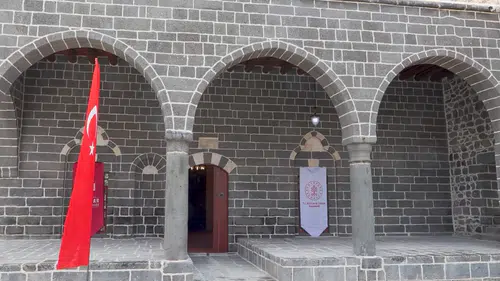 Depremde hasar gören 6 tarihi cami yeniden ibadete açıldı