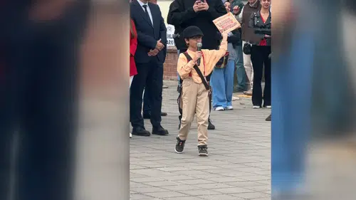Cumhuriyetin ilanını böyle canlandırdı, büyük alkış aldı