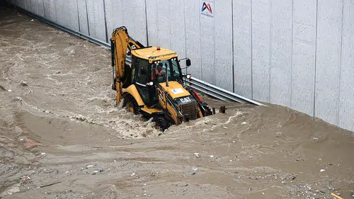 Turuncu kodlu uyarı alan Mersin’de cadde ve sokaklar göle döndü