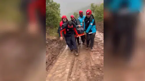 Yolu yağıştan dolayı kapanan köydeki yaralı için seferber oldular