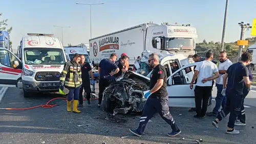 Mersin'de tıra çarpan hafif ticari araçtaki 2 kişi öldü, 1 yaralı