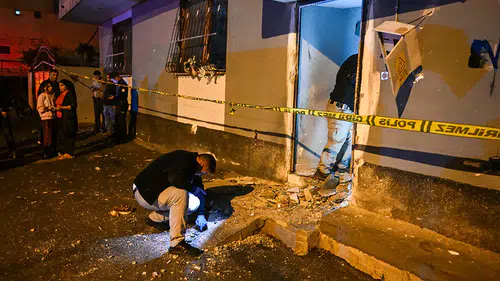 Adana'da müstakil evin kapısına el yapımı patlayıcı atıldı