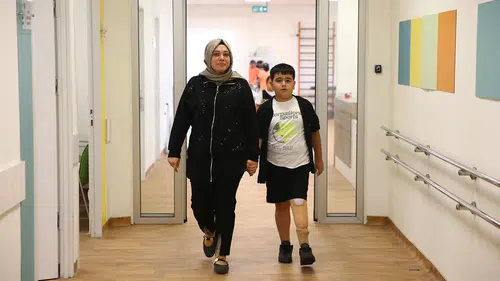 Depremde sol bacağını kaybeden Muhammed, yeniden ilk adımını attı