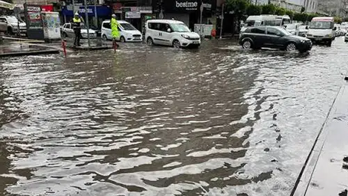 Hatay’ı sağanak ve dolu vurdu! Ev ve iş yerlerini su bastı