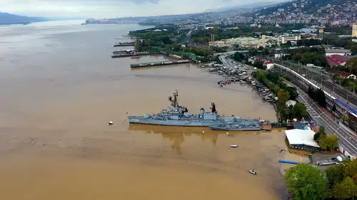 İzmit Körfezi'nde sağanak sonrası denizin rengi değişti