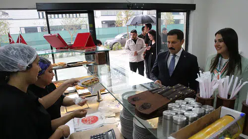 Hatay'da depremde yıkılan konut ve iş yerlerinde yaşam yeniden başladı