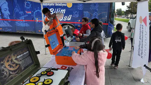 Bilim otobüsü gençleri uygulamalı etkinliklerle buluşturdu