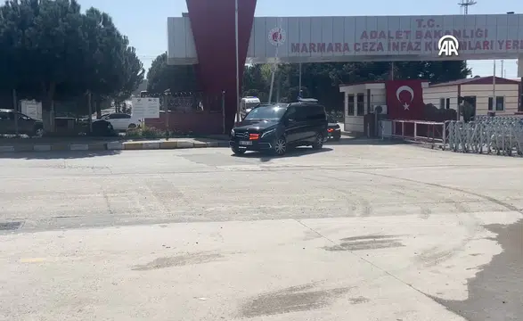 CHP Genel Başkanı Özel, İmamoğlu'nu cezaevinde ziyaret etti