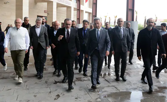 Mahir Ünal, tedavisi devam eden öğrencileri ziyaret etti