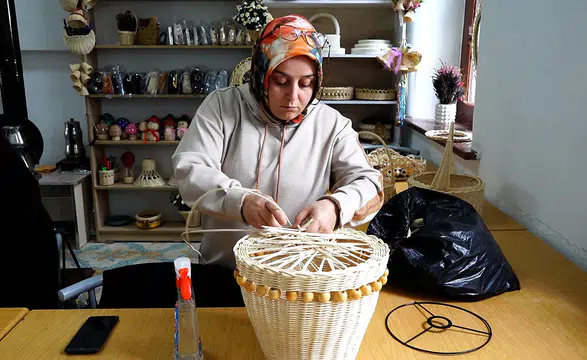 Sanat evinde kadınlar hem meslek sahibi oluyor hem kazanç elde ediyor