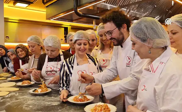 Ünlü şef Danilo Zanna depremzede kadınlarla aynı mutfakta buluştu
