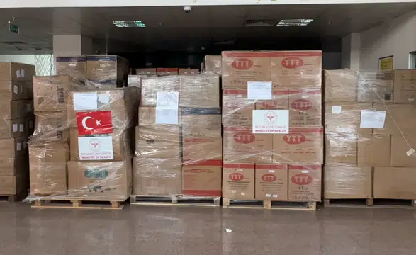 İran'a tıbbi malzeme taşıyan 6 yardım tırı Van'dan yola çıktı