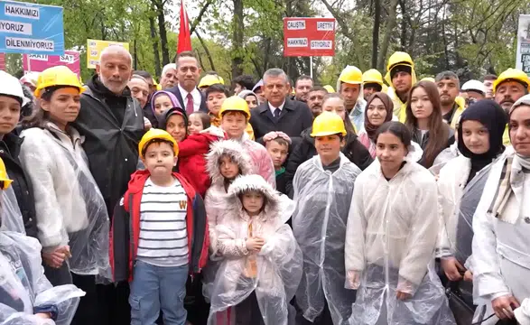 CHP Genel Başkanı Özel, eylem yapan maden işçilerini ziyaret etti