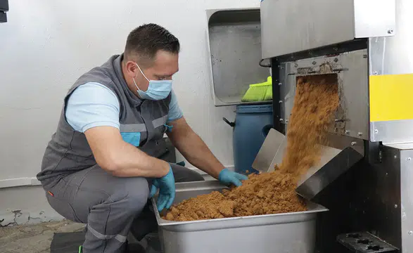 Yemek artıkları can dostlar için mamaya dönüşüyor