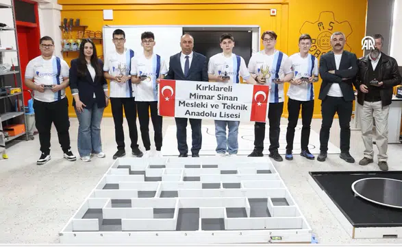 Lise öğrencileri robot olimpiyatlarında dünya şampiyonu oldu