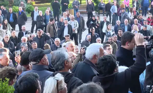 İstinafın CHP kurultay davası kararının ardından partililer, Genel Merkezi'ne geldi