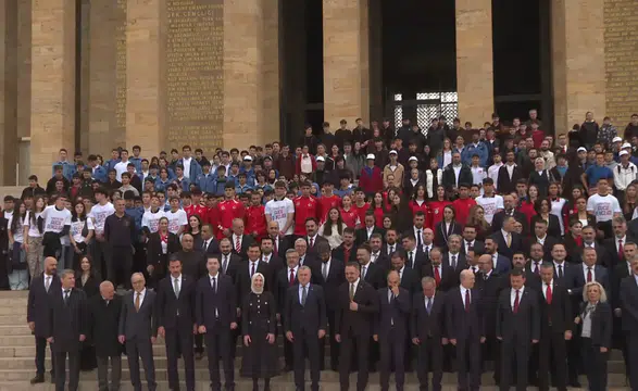 Bakan Bak ile beraberindeki heyet, Anıtkabir'i ziyaret etti