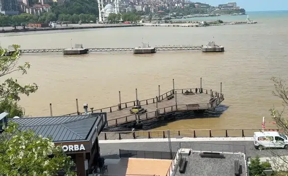 Zonguldak'ta derelerden taşınan çamurlu su denizin rengini değiştirdi