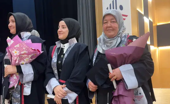 53 yaşındaki ev hanımı üniversiteden mezun oldu