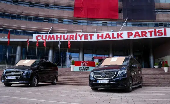CHP'de iki lüks minibüs satışa çıkarıldı