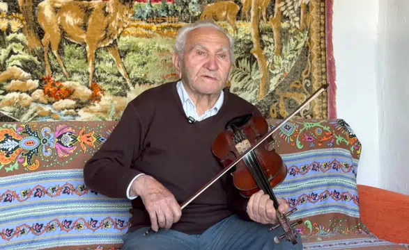 Ömrünü adadığı kemanını 73 yıldır elinden düşürmüyor