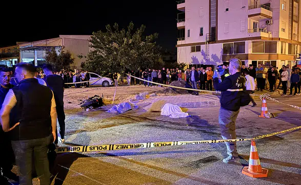 Antalya'da çöp kamyonu ile motosikletin çarpıştığı kazada 2 kişi öldü