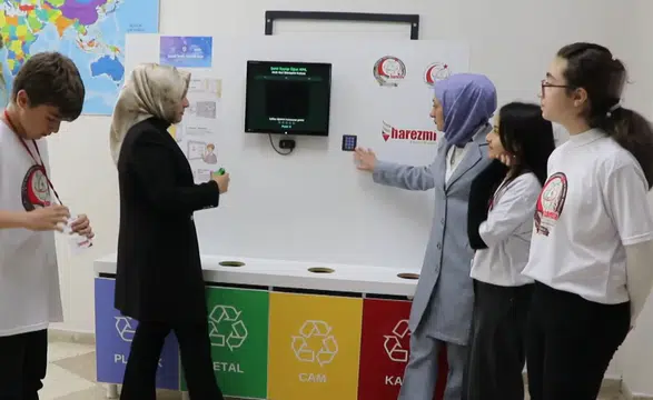 Öğrenciler yapay zeka destekli geri dönüşüm cihazı geliştirdi