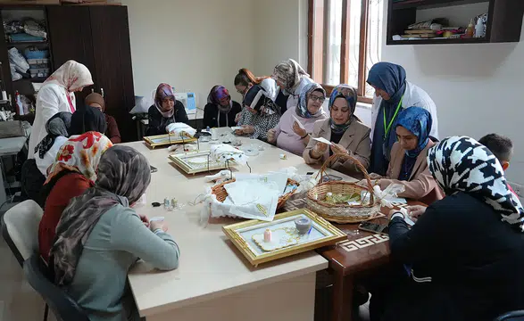 Büyükşehir’in geri dönüşüm atölyesinde kadın emeği göz doldurdu