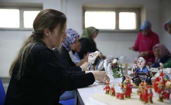 Doğadan topladıkları taşlarla Anadolu kültürünü yansıtan bebekler yapıyorlar