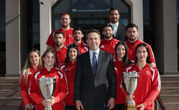 Bakan Bayraktar, Milli Güreşçileri ağırladı