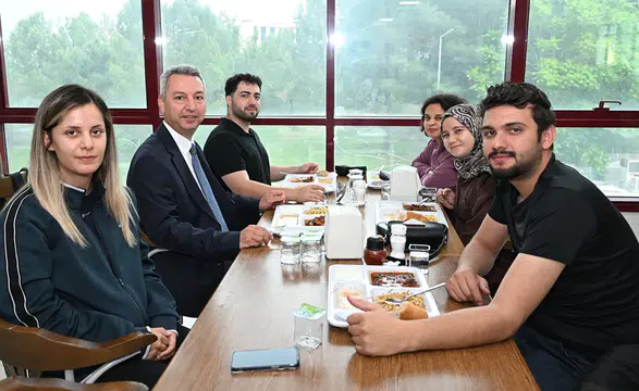 KSÜ Rektörü Okumuş, öğrencilerle yemekte buluştu