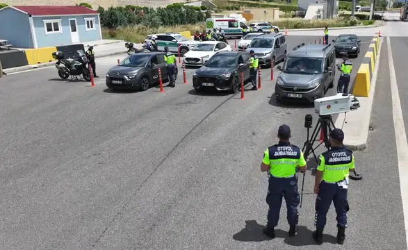 Otoyol jandarması yol güvenliği için bayram tatilinde de görev başında