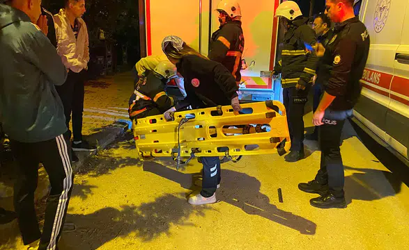 Motosikletiyle otomobile çarpıp kamyonetin altına sıkışan sürücü öldü