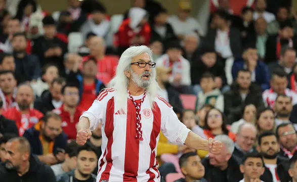 Tribünlerin Gandalf Dedesi ömrünü kırmızı ve beyaz renklere adadı