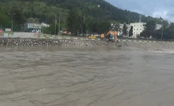 Yeşilırmak'ın taşmaması için ekipler sahada