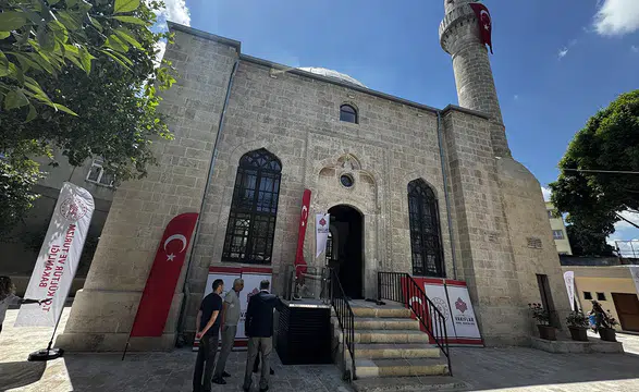 Depremde hasar gören cami restorasyonun ardından yeniden ibadete açıldı