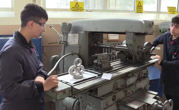 Atık metaller öğrencilerin elinde maket tanka ve helikoptere dönüşüyor