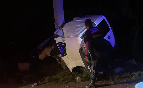 Isparta'da direğe çarpan araçtaki 2 kişi öldü, 2 kişi yaralandı