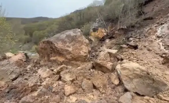 Sivas'ta heyelan nedeniyle grup köy yolu ulaşıma kapandı