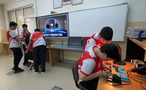 Uluslararası robot yarışmasında birinci olan liseliler yeni başarılar için çalışıyor