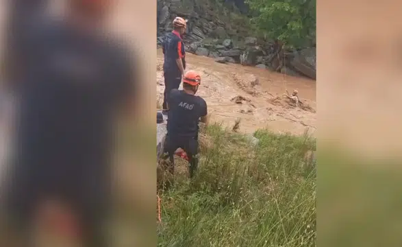 Dere yatağında mahsur kalan iki kardeş kurtarıldı