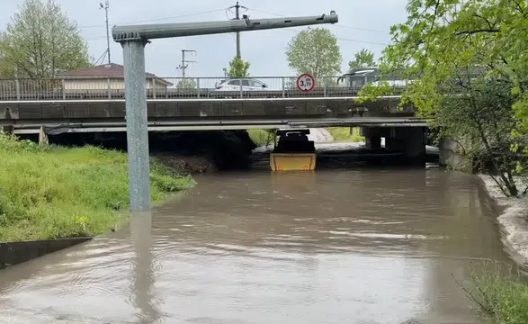 Kocaeli'de su basan alt geçitte mahsur kalan tır sürücüsü kurtarıldı