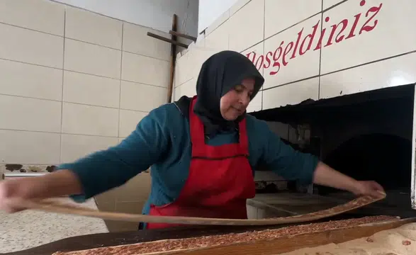 Çırak olarak başladığı pide fırınında 8 yıldır ustalık yapıyor