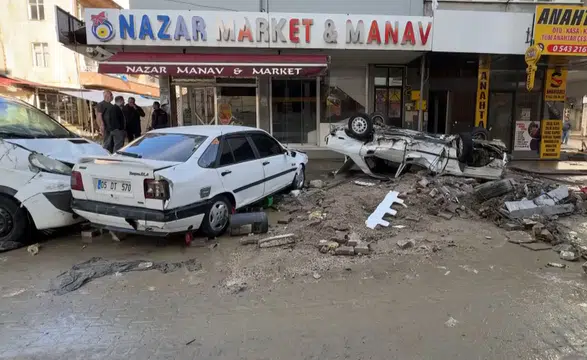 Havza ilçesinde selin ardından temizlik çalışmaları devam ediyor