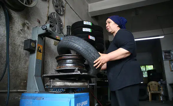 Lastik tamircisi Habibe usta meslekte 12 yılı geride bıraktı
