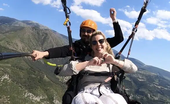 Yamaç paraşütü atlayışında sürpriz evlilik teklifi
